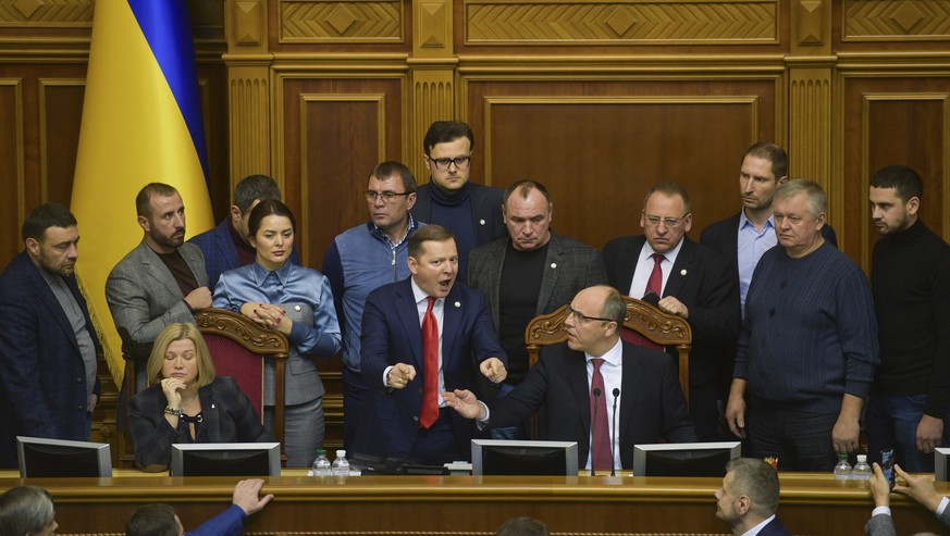 epaselect epa07191453 Ukrainian lawmakers argue each other during an extraordinary session at the Parliament in Kiev, Ukraine, 26 November 2018. The President of Ukraine Petro Poroshenko at a meeting  ...