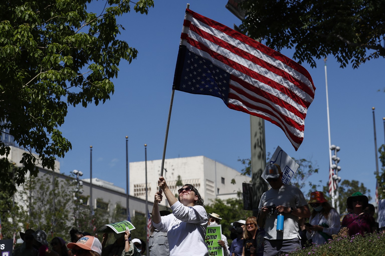 Abtreibungsbefürworter protestieren in Los Angeles mit einer umgedrehten Flagge – ein Signal für eine schwere Notlage. 