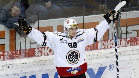 Luganos Damien Brunner jubelt nach seinem entscheidenden Tor im Penaltyschiessen im Eishockey-Meisterschaftsspiel der National League A zwischen dem SC Bern und dem HC Lugano, am Samstag, 23. Januar 2 ...