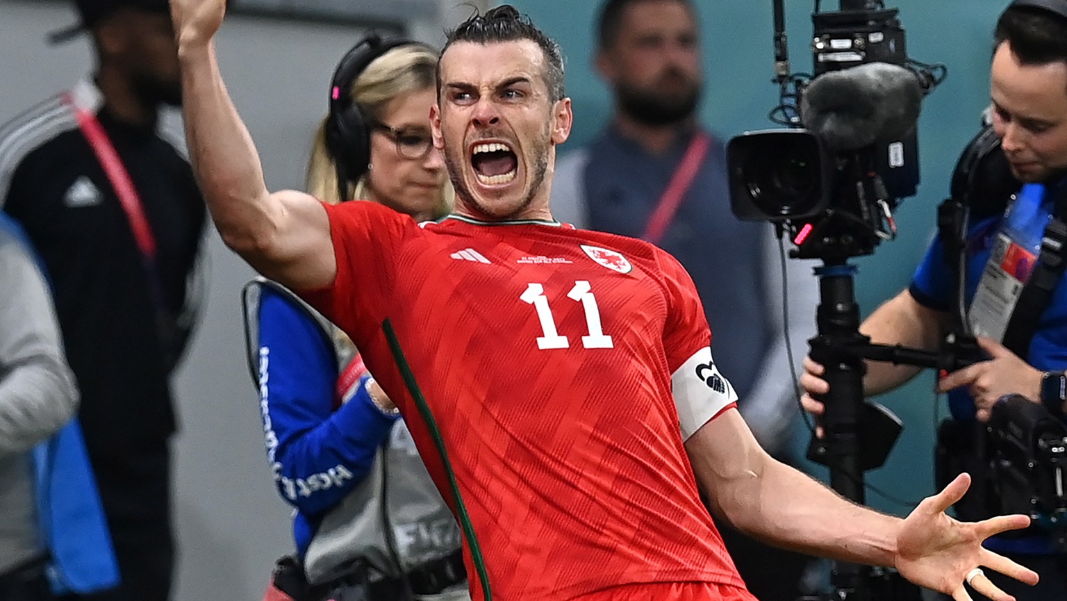 WM in Katar: Gareth Bale of Wales celebrates after scoring the 1-1 with a penalty kick during the FIFA World Cup 2022 group B soccer match between the USA and Wales at Ahmad bin Ali Stadium in Doha, Q ...