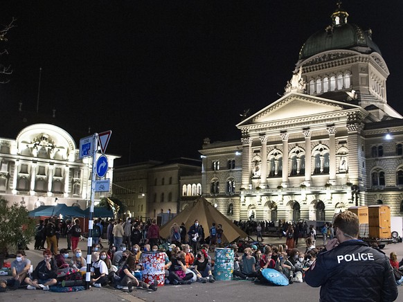 Klimaaktivisten haben am fr�hen Montagmorgen den Bundesplatz in Bern besetzt.