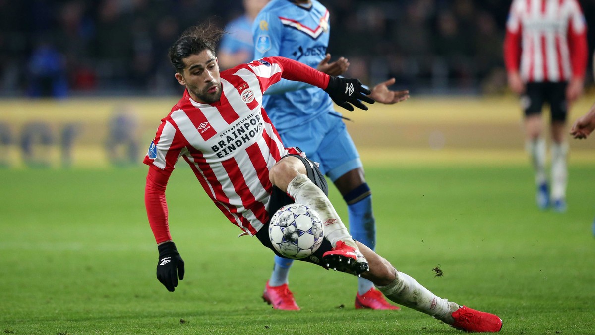 epa08203910 PSV's Ricardo Rodriguez (L) in action against Mike Tresor Ndayishimiye of Willem II during the Dutch Eredivisie match PSV vs Willem II in Eindhoven, The Netherlands, 08 February 2020. ...