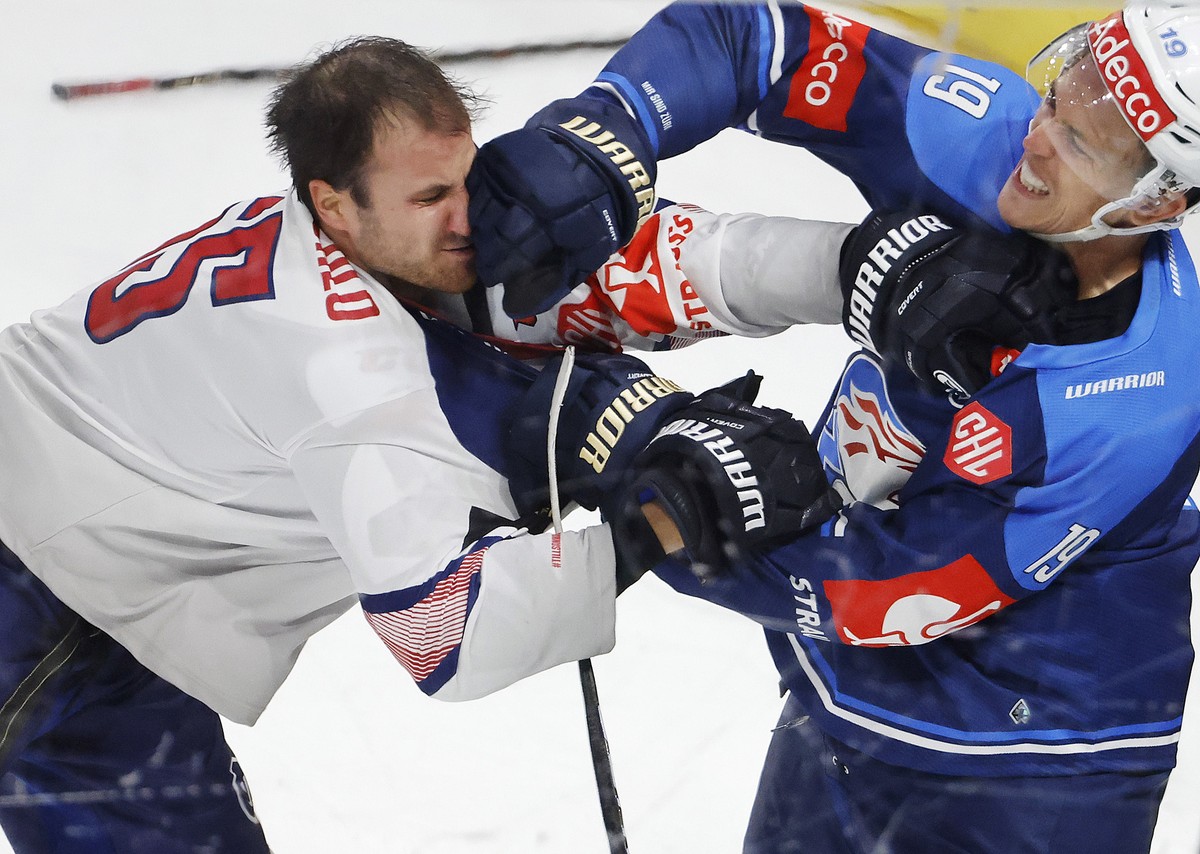 ZSC Lion's Reto Schappi, right, fights with IFK Helsinki's Kaspar Kotkansalo during the Champions Hockey League match between Switzerland's ZSC Lions and Finland's IFK Helsinki in  ...