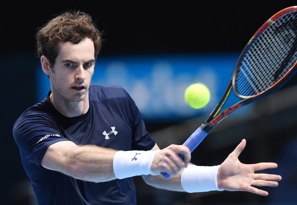 epa05033019 Britain&#039;s Andy Murray trains ahead of his match wtth Switzerland&#039;s Stanilas Wawrinka on Friday in a singles group match at the ATP Tour tennis finals tournament at the O2 Arena i ...