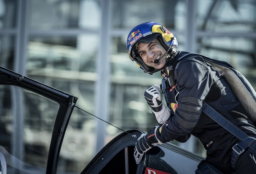 Dario Costa flog mit dem Flugzeug über die Streif in Kitzbuehel.