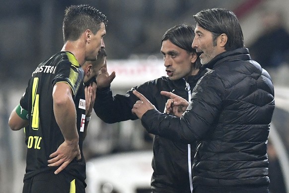 Zuerichs Trainer Murat Yakin, rechts, und Assistenztrainer Hakan Yakin, Mitte, diskutieren mit Milan Vilotic im Fussball Meisterschaftsspiel der Super League zwischen dem FC Thun und dem Grasshopper C ...