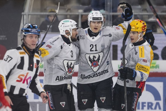 Henrik Borgstroem (HCFG), Mitte, jubelt nach seinem Tor zum 0:2 mit PostFinance Top Scorer Sandro Schmid (HCFG), rechts, und Michael Kapla (HCFG), links, mit ganz links, Linienrichter Dominik Bichsel, ...