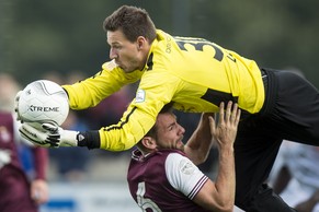 Johnny Leoni im Duell mit Servettes&nbsp;Tibert Pont.