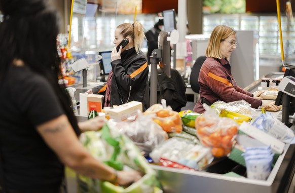 Die Verkaeuferinnen Stefania Kaufmann, rechts, und Arbenita Dalipi, links, bedienen Kunden in der Migros am Limmatplatz, am Donnerstag, 17. Februar 2022 in Zuerich. Der Bundesrat hebt per Donnerstag f ...
