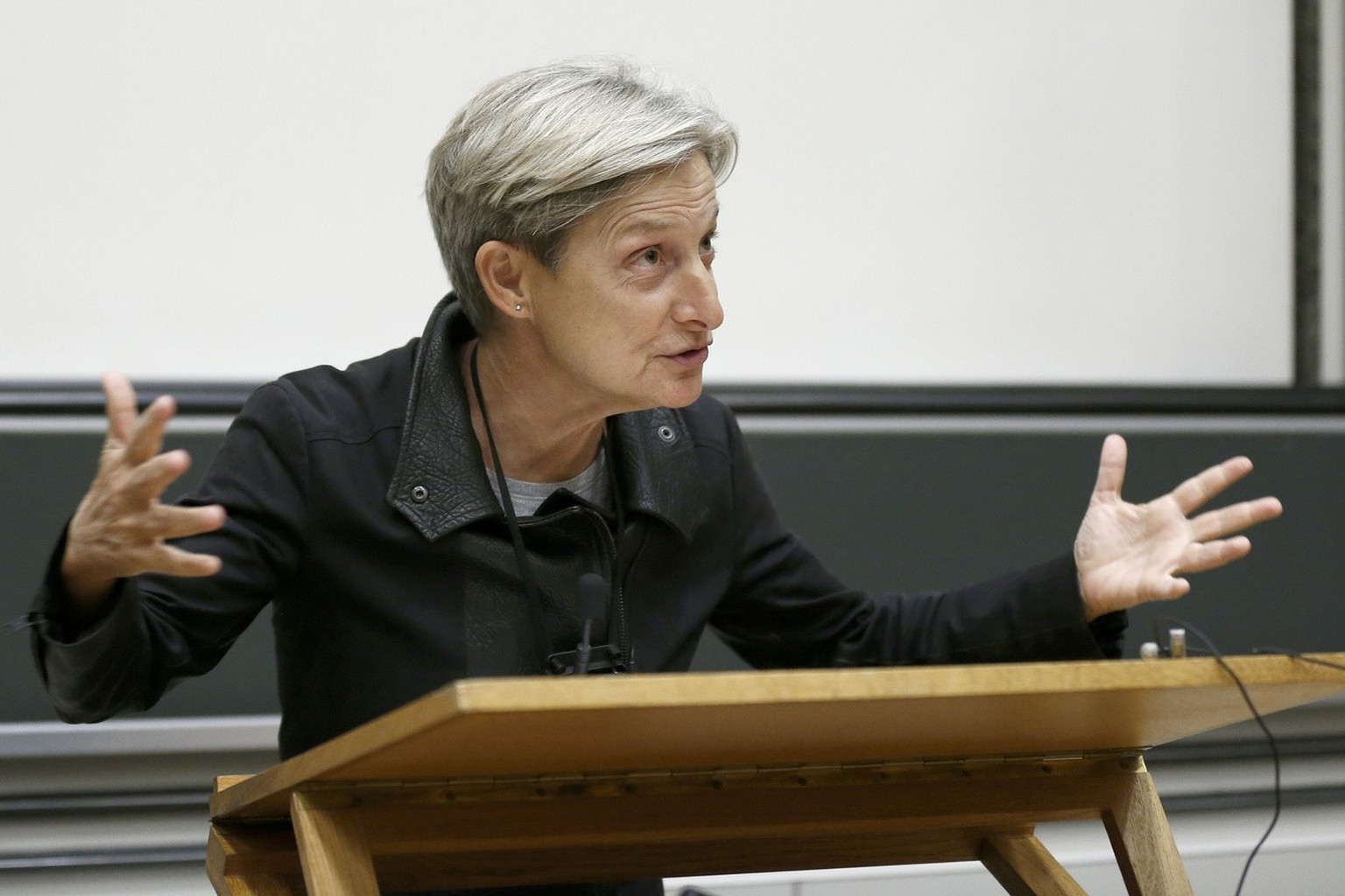 US philosopher Judith Butler delivers a lecture entitled &quot;Interpreting Non-Violence&quot; at the University of Fribourg, Switzerland, Friday, November 14, 2014. (KEYSTONE/Peter Klaunzer)