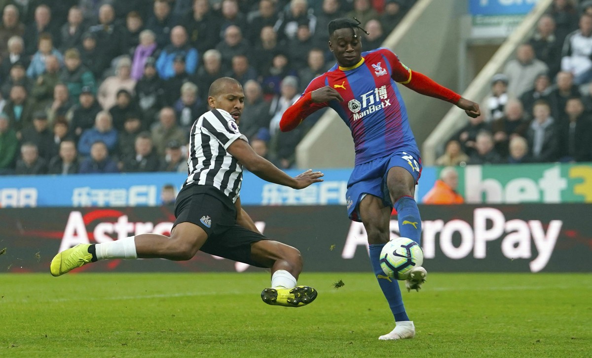 Newcastle United's Salomon Rondon, left, and Crystal Palace's Aaron Wan-Bissaka in action during the English Premier League soccer match at St James' Park, Newcastle, England, Saturday  ...