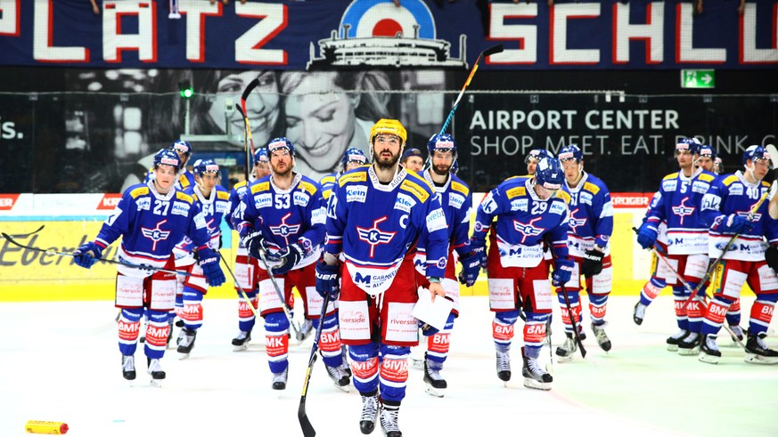 Enttaeuschte Kloten-Spieler nach der 2:1-Niederlage gegen Rapperswil im siebten Eishockey-Spiel der Ligaqualifikation der National League zwischen dem EHC Kloten und den SC Rapperswil-Jona Lakers am M ...