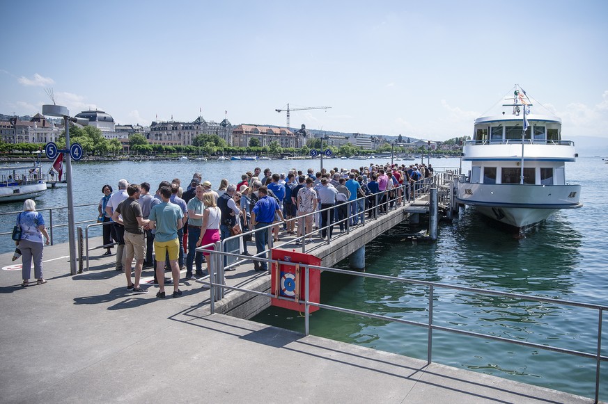 Gaeste warten auf den Einlass auf ein Rundfahrtschiff auf dem Zuerichsee, am Samstag, 12. Mai 2018 in Zuerich. (KEYSTONE/Melanie Duchene)