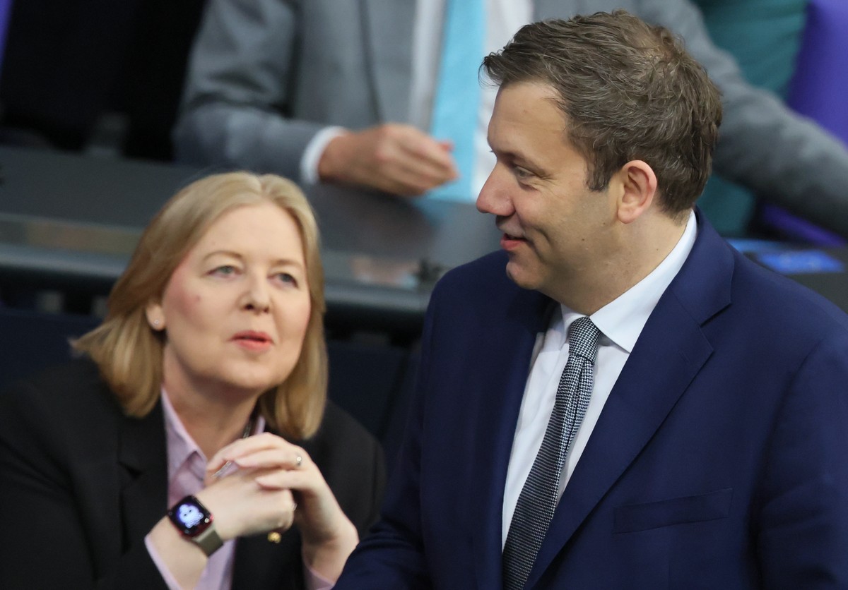 epa13099546 German Labour Minister Baerbel Bas (L) and German Finance Minister Lars Klingbeil attend a session of the German parliament 'Bundestag' in Berlin, Germany, 09 July 2026. Merz del ...