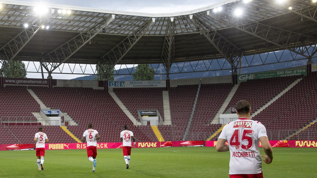 Sion's players arrive on the pitch, prior the Super League soccer match of Swiss Championship between Servette FC and FC Sion, at the Stade de Geneve stadium, in Geneva, Switzerland, Monday, Augu ...
