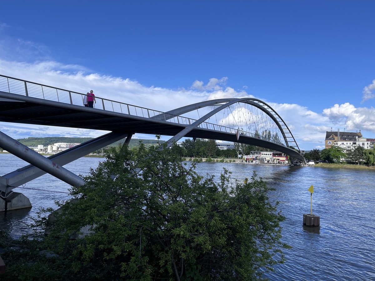 Die Dreiländerbrücke zwischen dem französischen Hüningen und Weil am Rhein ist ein Wahrzeichen der Region Basel.
