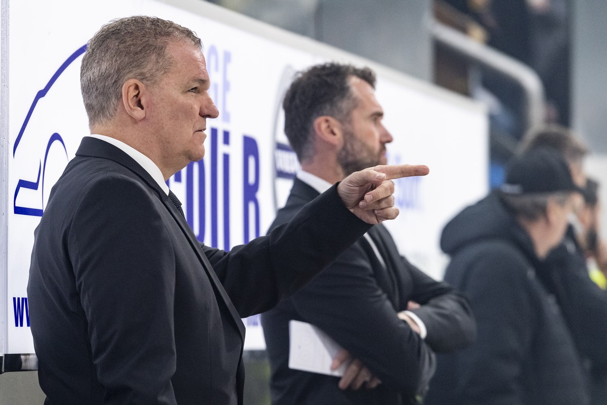 Coach Advisor Sean Simpson, links, und Cheftrainer und Sportdirektor Christian Dube stehen an der Bande beim Eishockey Meisterschaftsspiel der National League zwischen dem HC Fribourg Gotteron und den ...