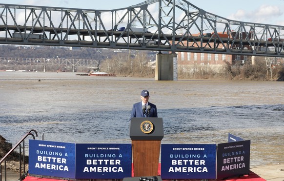 epa10389406 US President Joe Biden speaks at Pete Rose Pier in Covington, Kentucky, USA, 04 January 2023. Biden talked about his economic plan and rebuilding infrastructure. EPA/MARK LYONS