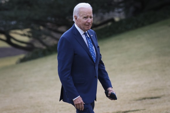epa10389589 US President Joe Biden walks on the South Lawn of the White House as he arrives in Washington, DC, USA, on 04 January 2023. Biden traveled to Covington, Kentucky and talked about his econo ...
