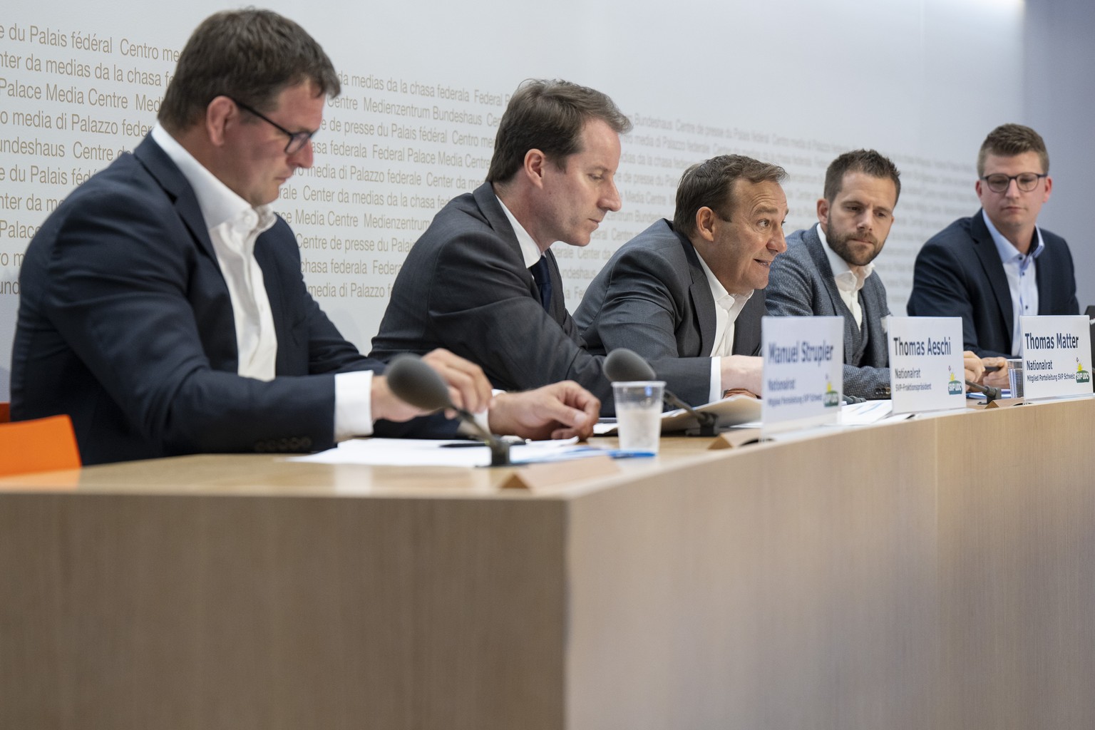 Die SVP-Nationalraete Manuel Strupler, Thomas Aeschi, Thomas Matter, Kantonsrat Domenik Ledergerber und Mike Egger, von links, sprechen anlaesslich der Lancierung der Nachhaltigkeits-Initiative &quot; ...