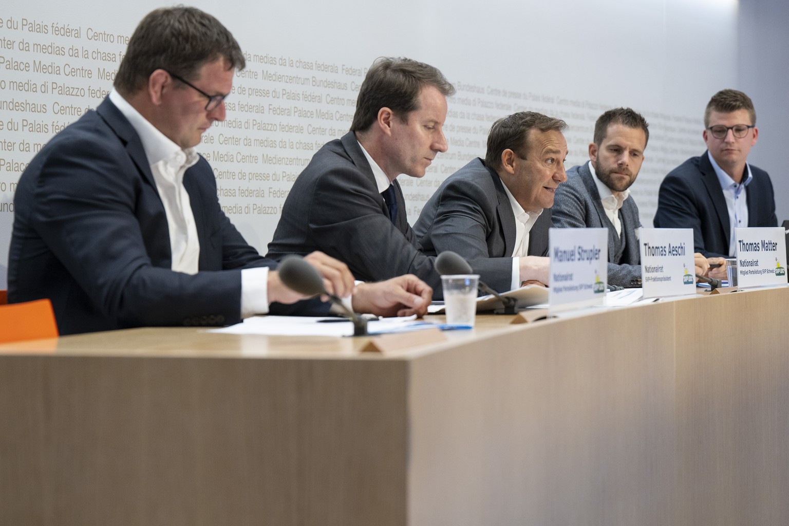 Die SVP-Nationalraete Manuel Strupler, Thomas Aeschi, Thomas Matter, Kantonsrat Domenik Ledergerber und Mike Egger, von links, sprechen anlaesslich der Lancierung der Nachhaltigkeits-Initiative &quot; ...