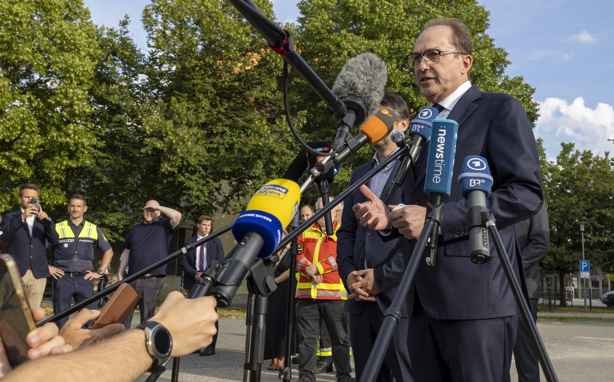 Bundesminister des Innern Alexander Dobrindt gibt eine Pressekonferenz / Amoklauf am Welfen-Gymnasium , zwei schwerverletzte M�dchen in Schongau / Datum: 08.07.2026 / *** Federal Minister of the Inter ...