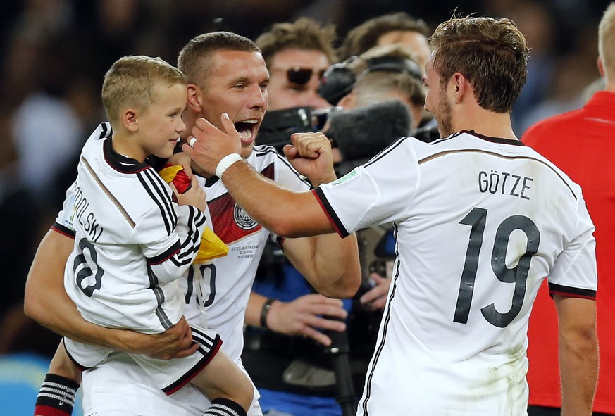 Der Kölner feiert den Titel gemeinsam mit Sohn Louis und Finaltorschütze Mario Götze.