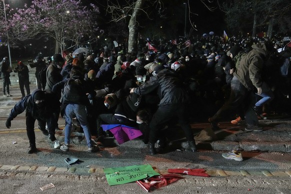 Protesters run during clashes with anti riot police while protesting against the arrest of Istanbul&#039;s Mayor Ekrem Imamoglu, in Istanbul, Turkey, Saturday, March 22, 2025. (AP Photo/Khalil Hamra)
 ...