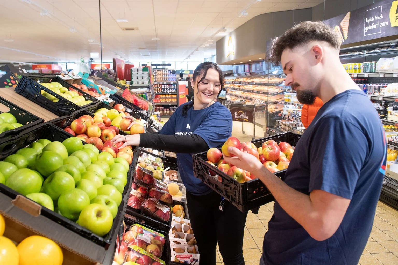 Die Aldi-Filiale in Sursee wird während einer Woche von Lernenden geleitet. Im Bild: Merdjana Zeqiri und David Deme füllen die Regale auf und machen Bestellungen.