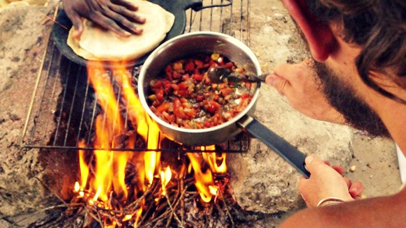 Tom beim Ausprobieren eines traditionellen Gerichts in Kenia.
