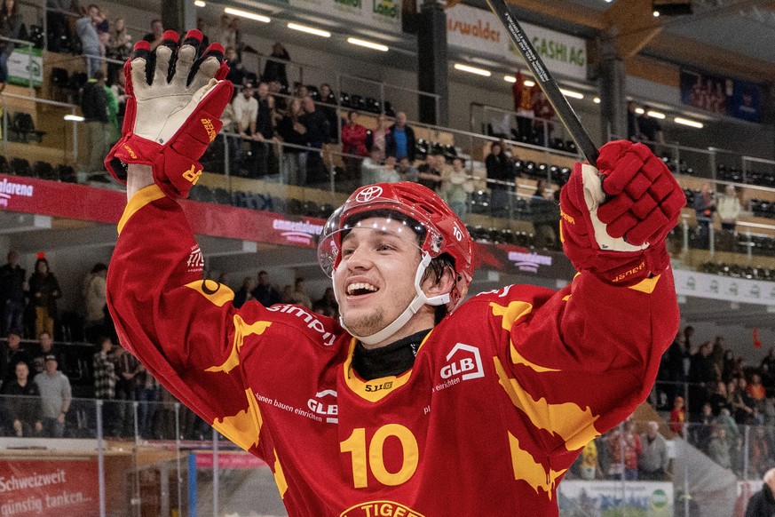 Tigers Joshua Fahrni, laesst sich feier, nach dem Eishockey-Qualifikationsspiel der National League zwischen den SCL Tigers und dem HC Fribourg-Gotteron, am Freitag, 20. September 2024, in der Emmenta ...