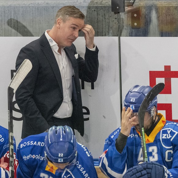 Head Coach Dan Tangnes, mitte, beim Eishockey Playoff Viertelfinalspiel, Spiel 3 der National League zwischen dem EV Zug und dem HC Davos am Dienstag, 18. Maerz 2025 in Zug. (KEYSTONE/Urs Flueeler).