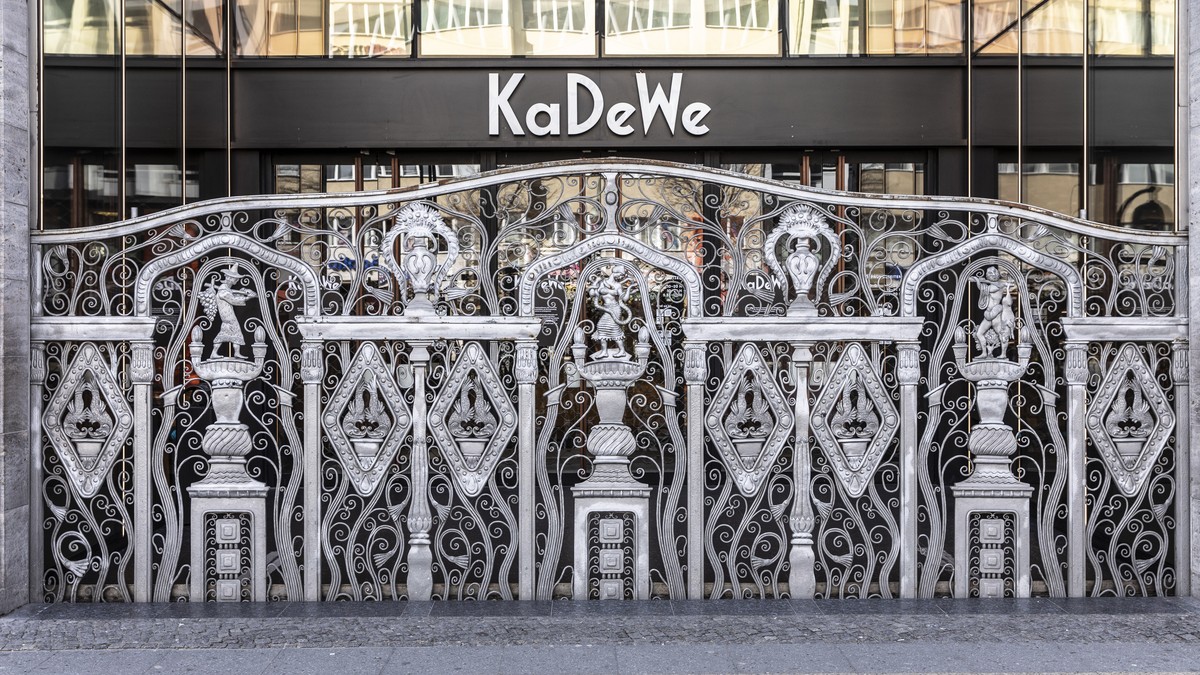 KaDeWe Group files for bankruptcy.  IEA boss calls for government action against the SUV trend