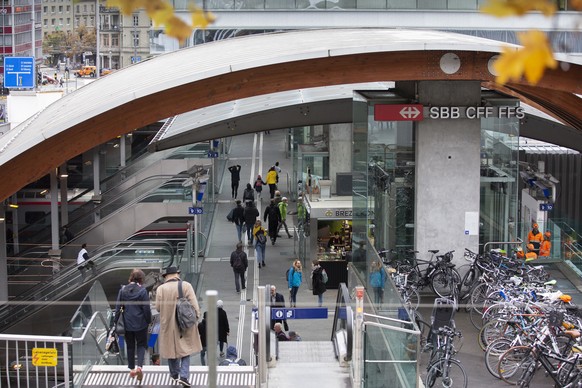 Passagiere und Passanten gehen bei der &quot;Welle&quot; durch den Bahnhof Bern, am Dienstag, 29. Oktober 2019 in Bern. (KEYSTONE/Peter Klaunzer)