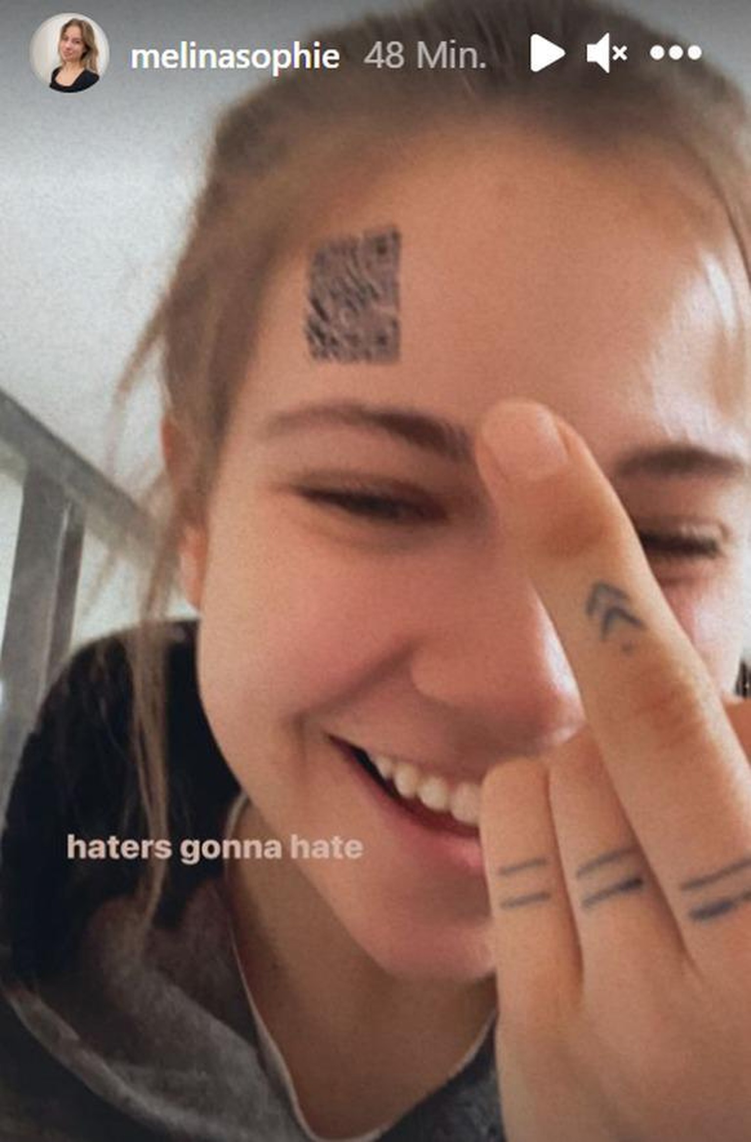 Influencerin Melina Sophie Hat Ein Stirn Tattoo Es Ist Ein Qr Code