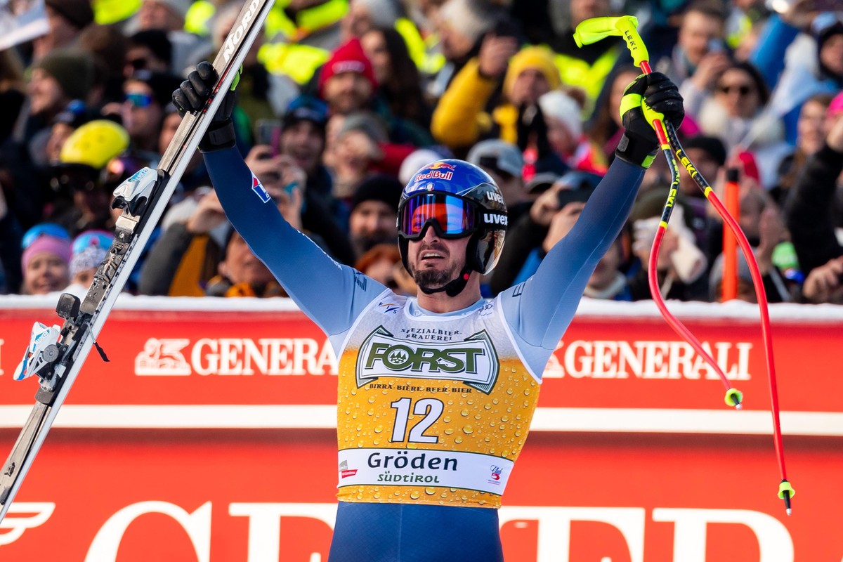 epa11032530 Winner Dominik Paris of Italy reacts in the finish area during the Men's Downhill race at the FIS Alpine Skiing World Cup in Val Gardena, Italy, 16 December 2023. EPA/LUCIANO SOLERO