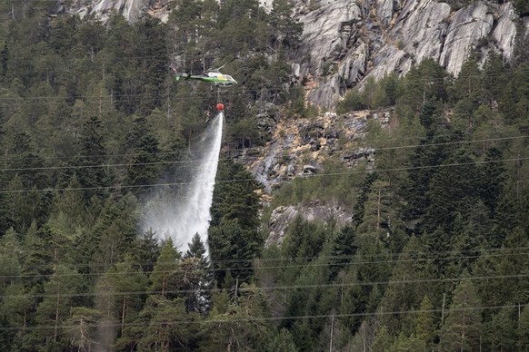 Die Loescharbeiten eines kleinen Waldbrandes sind im vollen Gange, nachdem der Sturm Sabine (Ciara) bei Gurtnellen im Kanton Uri ein Stromkabel von einem Starkstrommasten gerissen hatte, am Montag, 10 ...