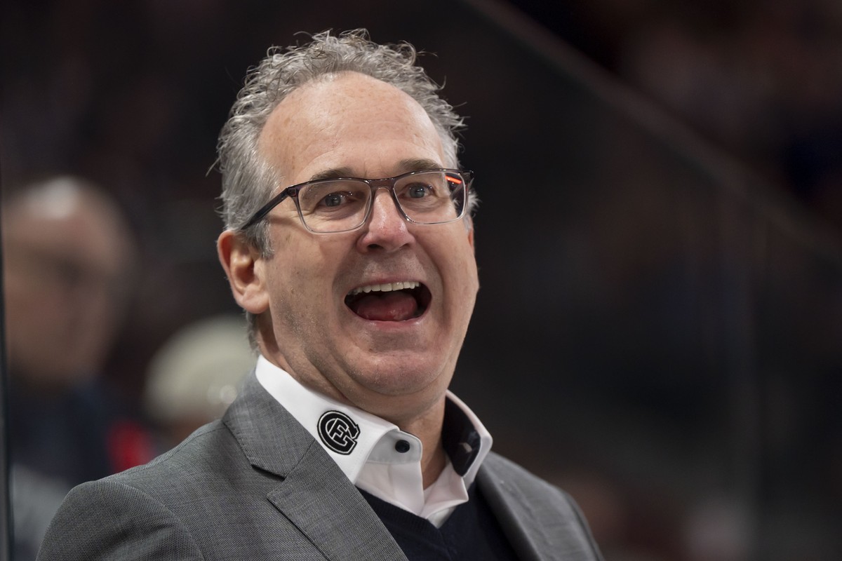 Head Coach Patrick Emond (HCFG) auf der Bank im Spiel der Eishockey National League zwischen den ZSC Lions und dem HC Fribourg Gotteron, am Samstag, 2. November 2024 in der Swiss Life Arena in Zuerich ...