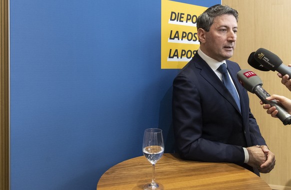 Roberto Cirillo, neuer CEO der Schweizerischen Post, gibt Interviews waehrend einer Medienkonferenz, am Mittwoch, 3. April 2019 in Bern. (KEYSTONE/Peter Klaunzer)