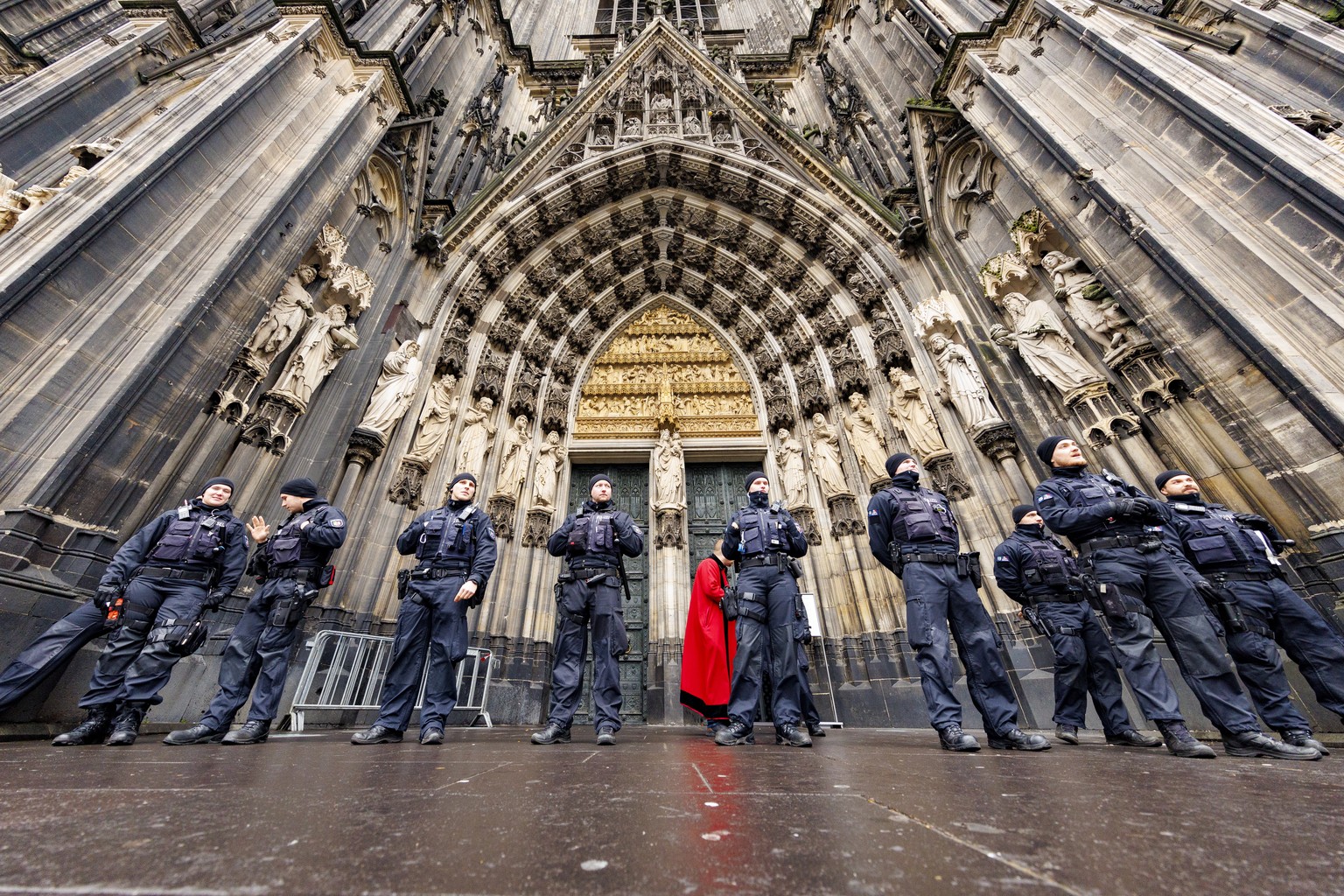 epa11042849 Police officers guard at the Cathedral in Cologne, Germany, 24 December 2023. According to the police, security measures at Cologne Cathedral were increased due to indications of a possibl ...