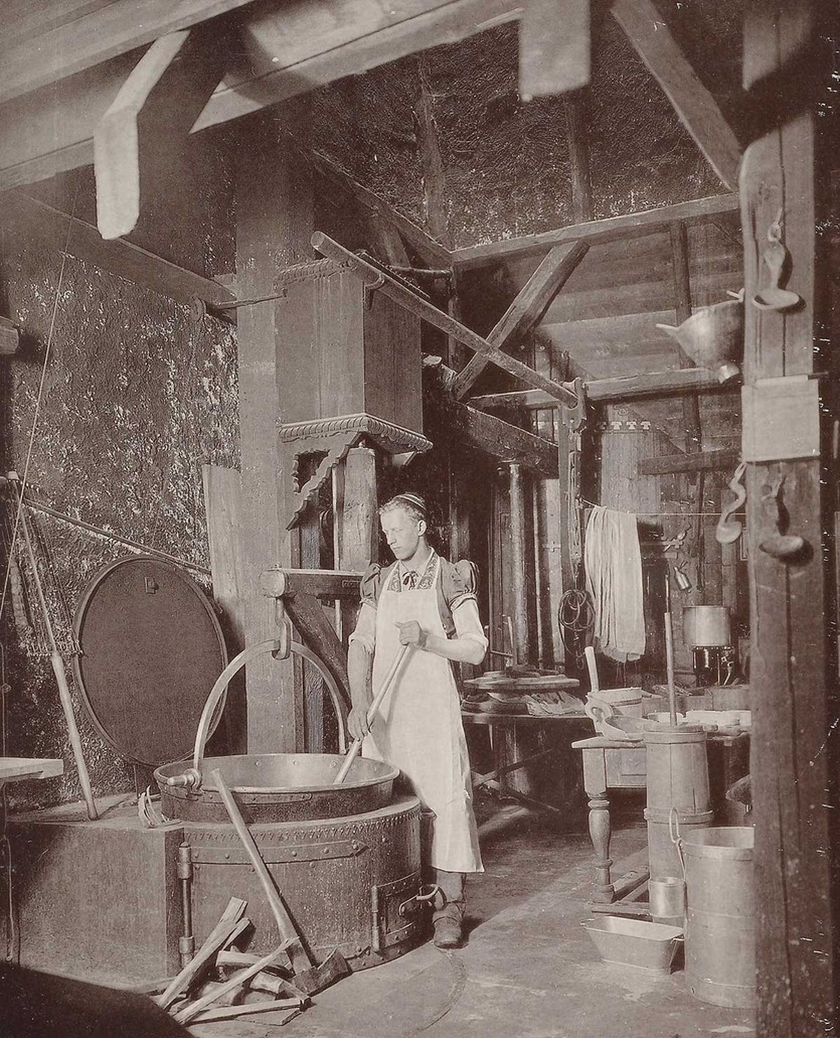 Musterkäserei an der Landesausstellung 1896 in Genf: So ähnlich könnte der Molkenbetrieb am Brienzersee ausgesehen haben.
https://ba.e-pics.ethz.ch/catalog/ETHBIB.Bildarchiv/r/104365/viewmode=infoview
