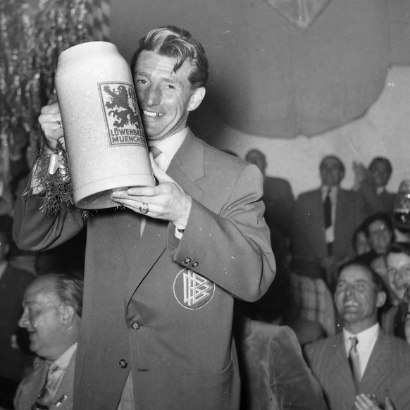 Bildnummer: 08041511 Datum: 07.07.1954 Copyright: imago/Otto Krschak
Empfang in München, Fritz Walter (GER) im Hofbräuhaus nach dem WM Sieg in Bern 1954, Bierkrug Löwenbräu, Hofbräuhaus; Fussball Herr ...