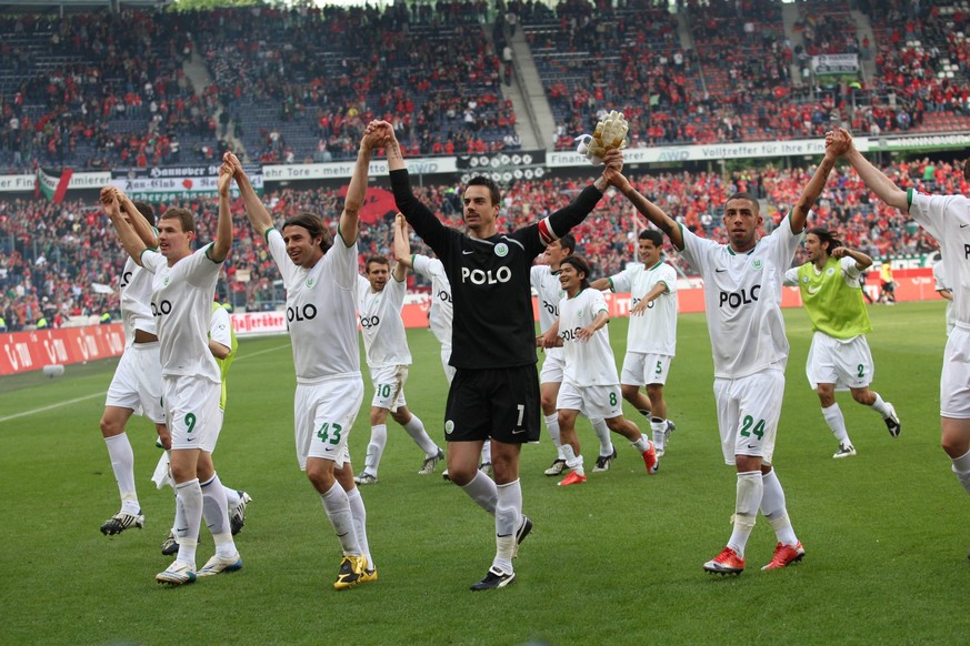 VFL Wolfsburg gewinnt 5:0 gegen Hannover Jubel bei den Wolfsburgern von links: Dzeko, Barzagli , Benaglio , Dejagah , Hannover Deutschland *** VFL Wolfsburg WINS 5 0 against Hannover cheering at the W ...