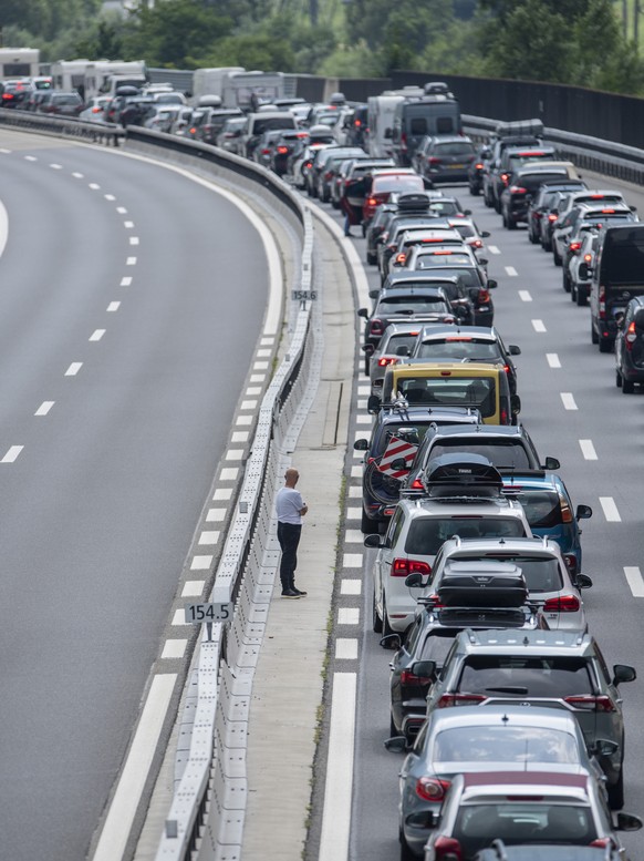 Der Reiseverkehr von dem Gotthard Tunnel in Richtung Sueden zwischen Goeschenen und Erstfeld staute sich bis auf 15 Km laenge, am Samstag, 23. Juli 2022 in Erstfeld.(KEYSTONE/Urs Flueeler).