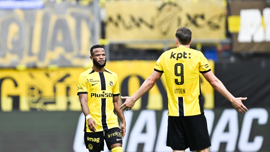 Meschack Elia (YB), links, und Cedric Itten nach dem 0-1, im Fussball Meisterschaftsspiel der Swiss Super League zwischen dem FC St. Gallen und den BSC Young Boys, am Sonntag, 28. Juli 2024, im kybunp ...