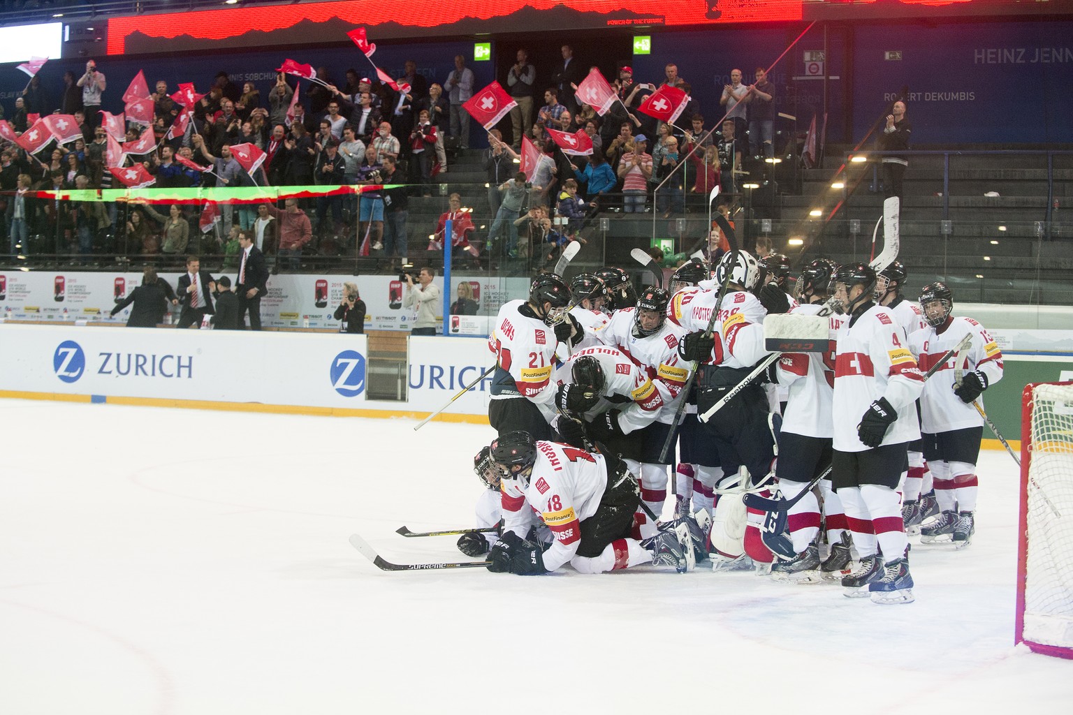 Die Schweizer U18-Nati jubelt über den Halbfinal-Einzug.