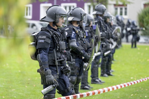 Polizisten sperren eine Wiese ab fuer Anhaenger der Bewegung Basel Nazifrei, die einer angekuendigten Kundgebung von Anhaengern der Bewegung Mass-Voll! entgegentreten wollen, in Basel, am Samstag, 21. ...