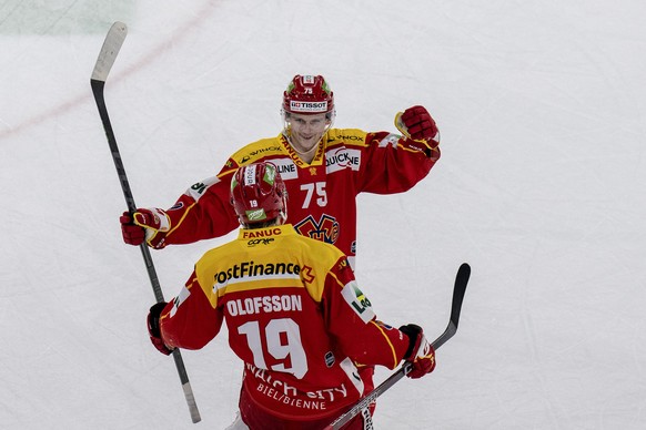 Biels Alexander Yakovenko, rechts, und Jesper Olofsson feiern ihren Treffer zum 5-4 im Eishockey Qualifikationsspiel der National League zwischen dem EHC Biel und dem EHC Kloten, am Freitag, 6. Januar ...