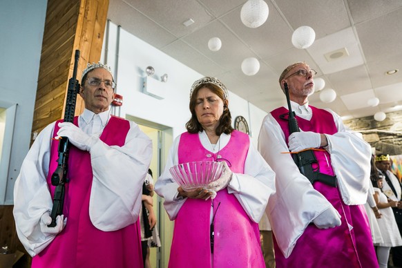 epa06571031 Parishioners with the Sanctuary Church hold onto their AR-15s, which churchgoers were encouraged to bring to a blessing ceremony to rededicate their marriages, at the World Peace and Unifi ...