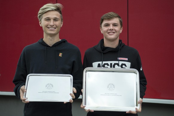 Dominic Stricker, Sieger des French Open der Junioren, rechts, und sein Finalgegner Leandro Riedi posieren an einer Medienkonferenz, am Sonntag, 11. Oktober 2020, in Biel. Stricker tritt somit in die  ...